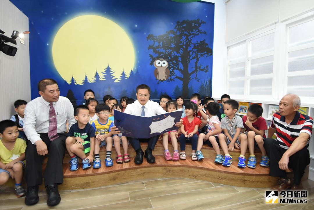 ▲田尾國小圖書室-貓頭鷹的窩，由彰化縣長魏明谷等人一起揭牌啟用，歡迎來到森林系「貓頭鷹的窩」閱讀好書。（圖／記者陳雅芳攝，2018.06.19）