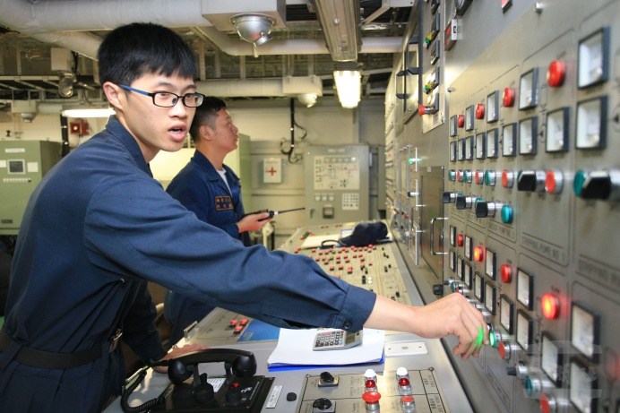 ▲ 執行海上加油作業時，磐石軍艦輪機部門官兵監控輸出油量及壓力。（軍聞社記者周昇煒攝）