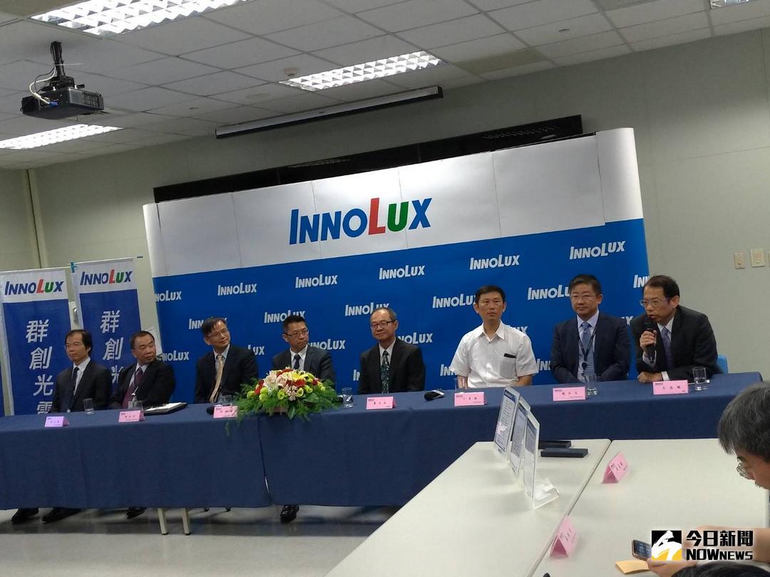 ▲群創董事長王志超（右一）因職涯規畫請辭董座一職，由擁有20多年外資法人財務操作與傳產營運管理經驗的洪進揚（左四）接任。（圖／群創提供）