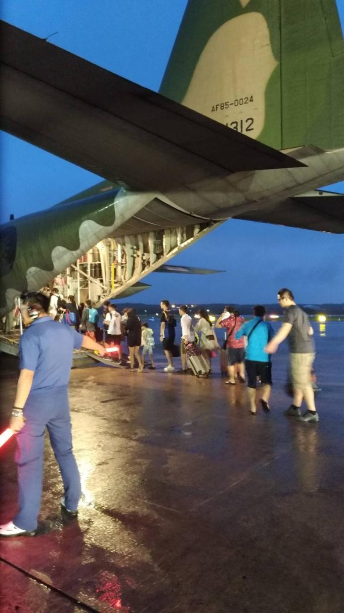 ▲空軍第六聯隊C-130型機6架次投入澎湖疏運工作，最後剩餘420位旅客在20日清晨疏運返回高雄小港。（圖／空軍司令部提供\\)