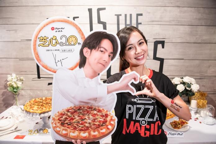 ▲必勝客邀請起司控林宥嘉擔任芝心20周年活動代言人，與宥嘉一起甜蜜合影吧！（圖／公關照片）