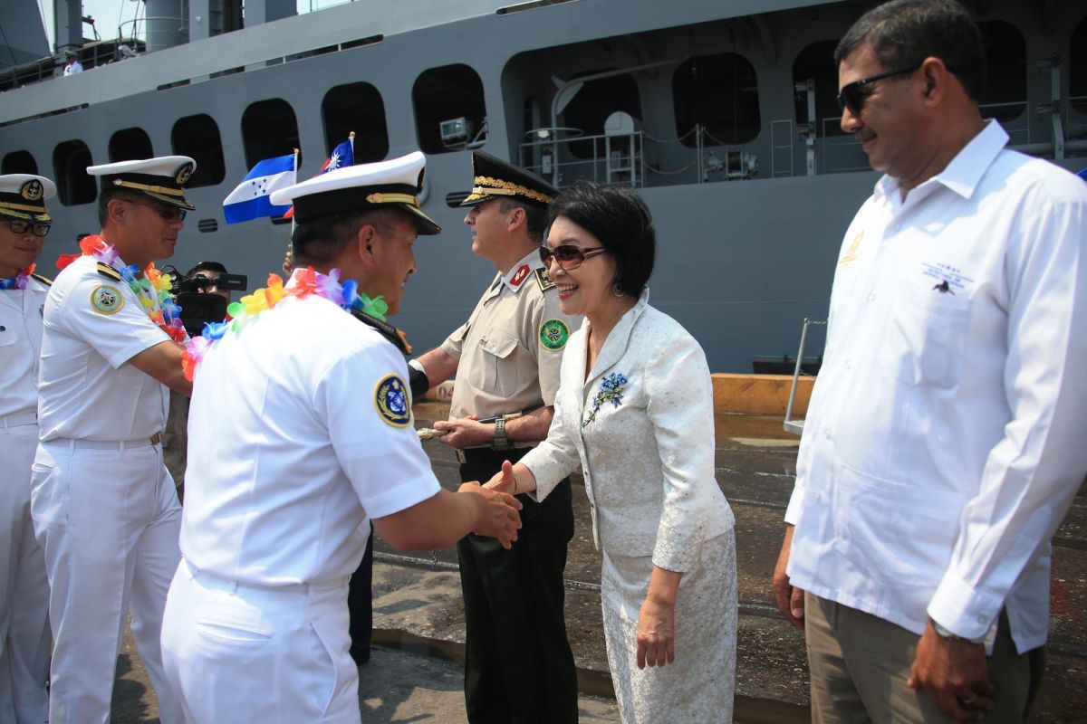 ▲我國駐宏國大使邢瀛輝（右二）及宏都拉斯國防部長迪亞茲（右一）迎接敦睦支隊官兵抵達該國。（圖／軍聞社提供供 , 2018.6.21\\)