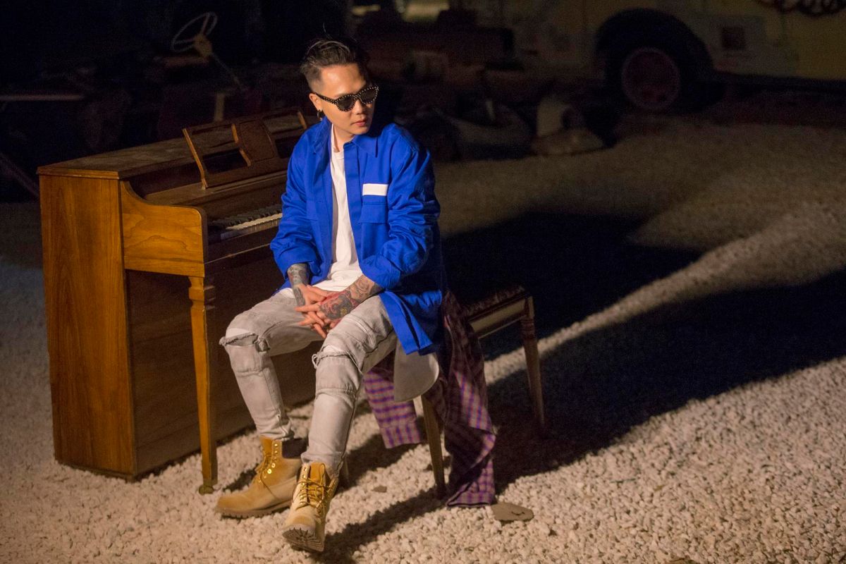 ▲蕭秉治意外絆倒MV女主角，讓對方當場受傷。（圖／相信音樂提供 , 2018.06.21）