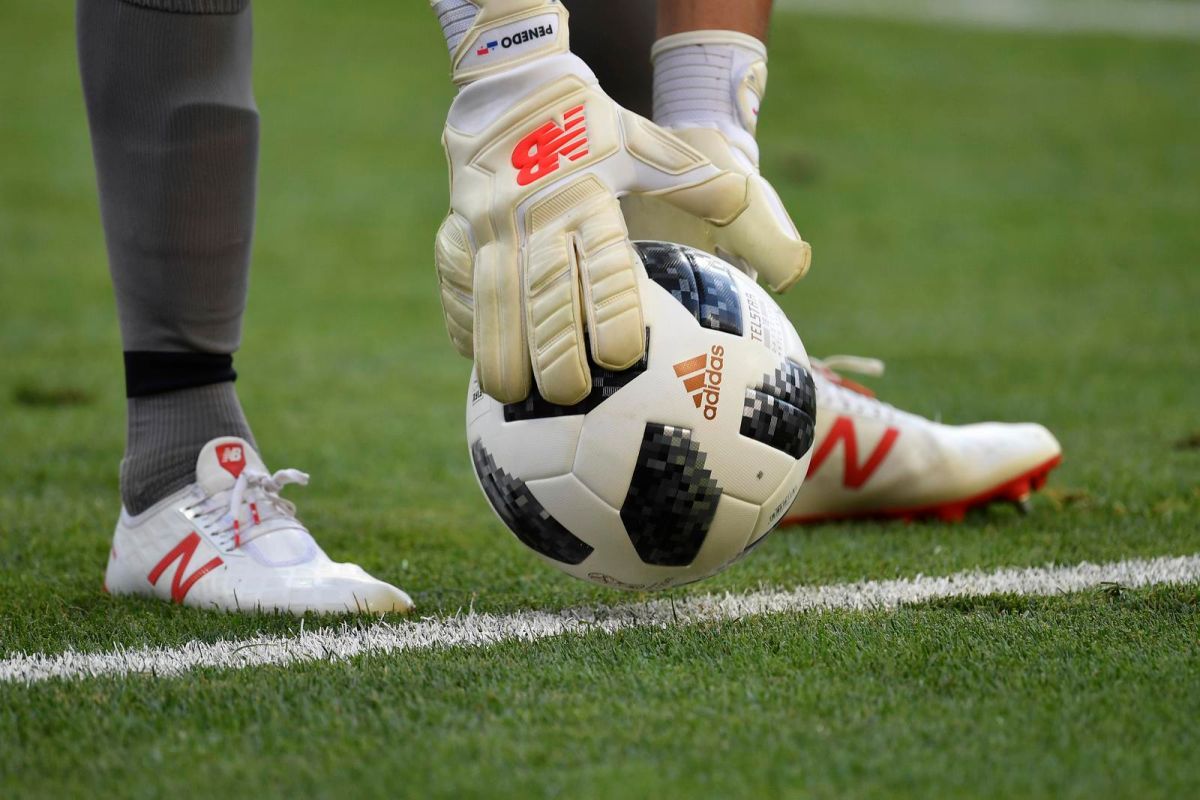 ▲狂漏氣！世足戰球比賽「 4 度破裂」，其實非中國大陸製造。（圖／美聯社／達志影像）