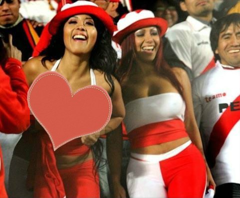 ▲祕魯隊 2 名女球迷大方在眾人面前掏出胸前「足球奶」。（圖／翻攝自 Twitter ）