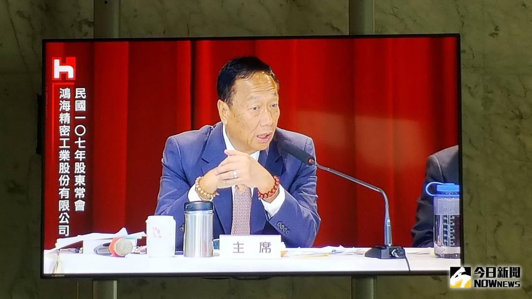 ▲外界認為，日前到大陸上市的工業富聯表現不如預期，郭董說，未來絕對是工業互聯、虛實整合的時代，集團正在轉型中，就像航空母艦戰鬥群的轉彎，需要一點時間！（圖／記者許家禎攝 , 2018.6.22，翻攝自現場轉播畫面）