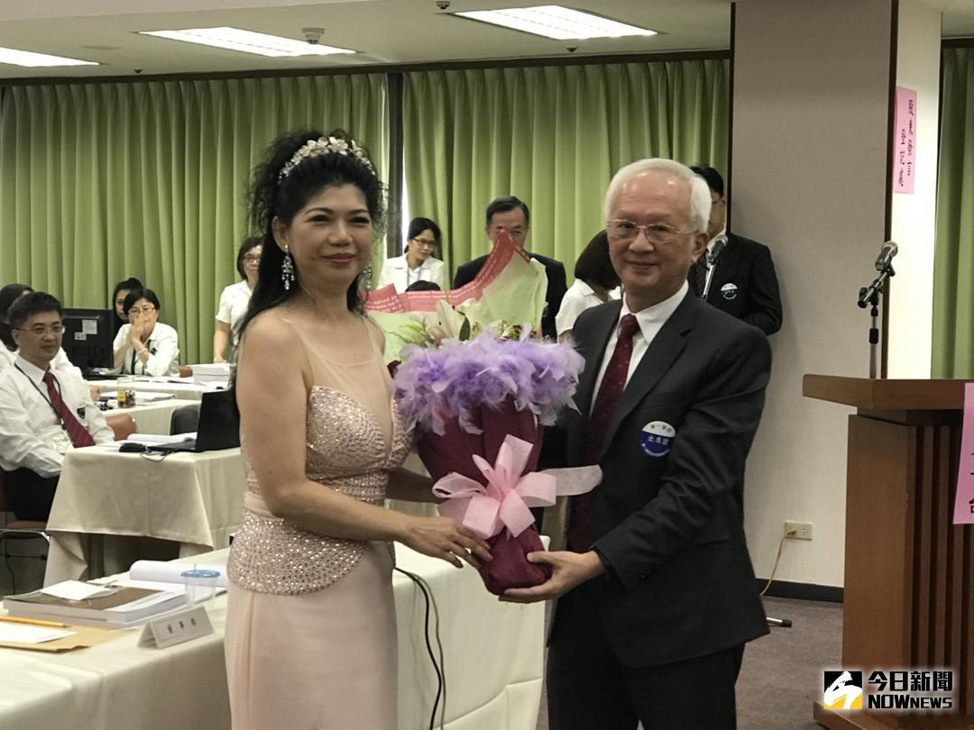 ▲合庫金發重訊，財政部改派現任國立中山大學國際金融研究學院院長、前第一金控董事長董瑞斌（右）出任董事，等同預告董瑞斌接下合庫金董事長一職。（圖／ 資料照，記者顏真真攝）