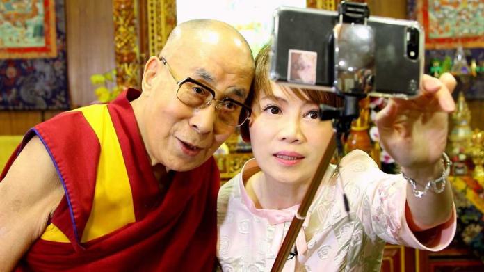 ▲達賴喇嘛與陳雅琳自拍。（圖／年代提供，2018.06.22）