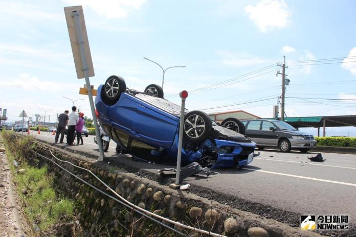 影／台一丁追撞翻覆波及機車　車體扭曲損壞幸無人傷
