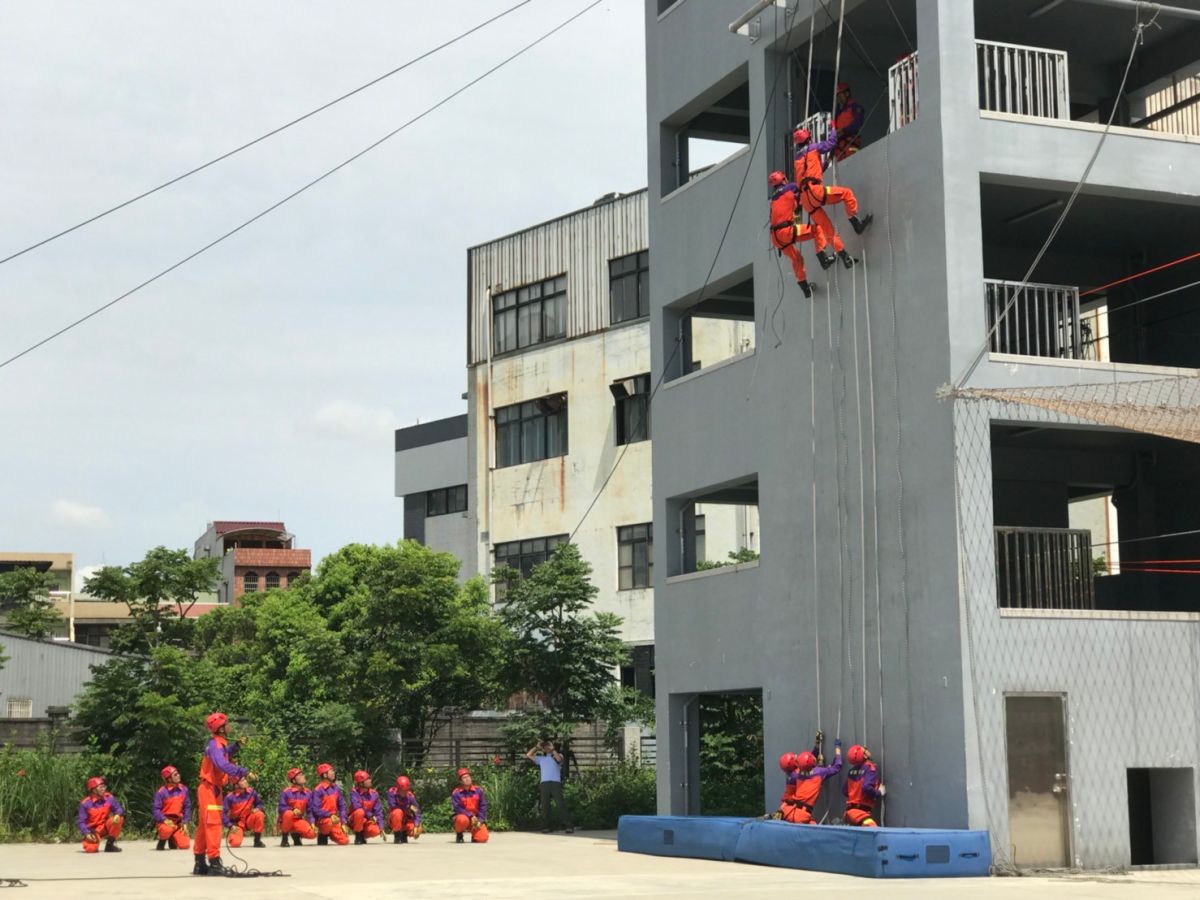 ▲桃園市消防局第21期救助訓練，課程包括了消防戰術、繩索救援技術、火場救助行為訓練、急流救生訓練、山域救助技能、海上救生技術、侷限空間救援及直昇機組合訓練等12項消防救助專業項目。（圖／桃園市消防局提供 , 2018.06.22）