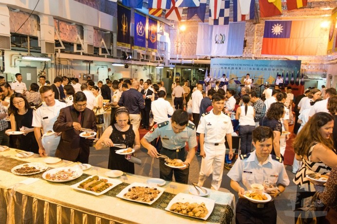 ▲ 敦睦支隊舉辦酒會，邀請瓜地馬拉政、軍貴賓及旅瓜僑胞等共同參與，在海軍樂隊的現場演唱及美食佳餚中，敦睦邦誼。（軍聞社記者周昇煒攝）