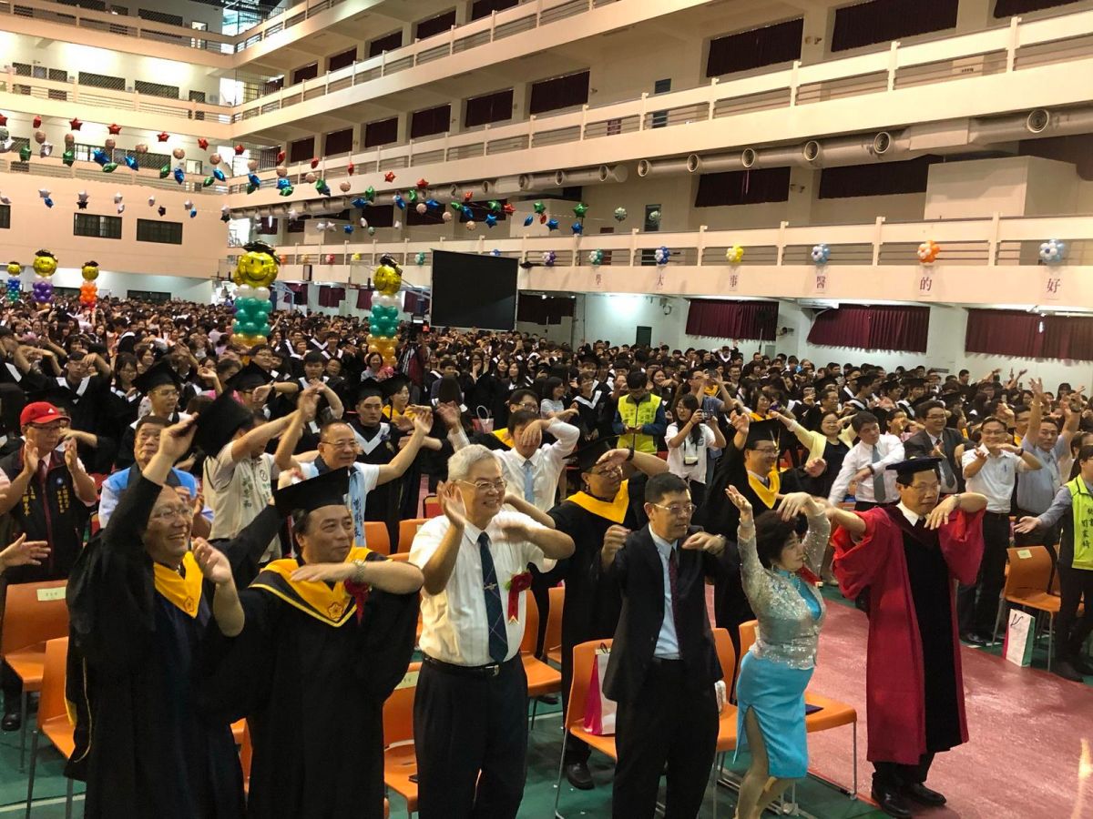▲中華醫大畢業典禮師生即興快閃海草舞。（圖／中華醫大提供，2018.06.23）