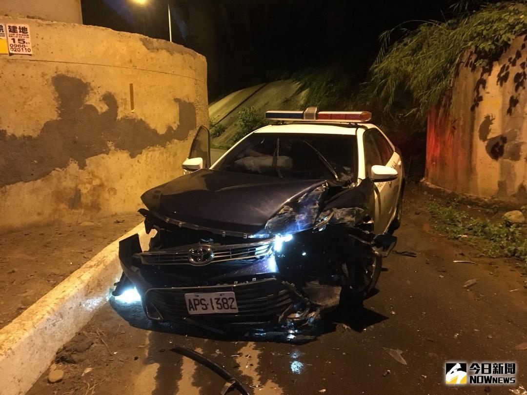 ▲竹東派出所警員駕駛巡邏車趕赴車禍事故現場，卻不慎失控撞上水泥橋墩，車頭全毀，兩名警員受傷。（圖／竹東分局提供）