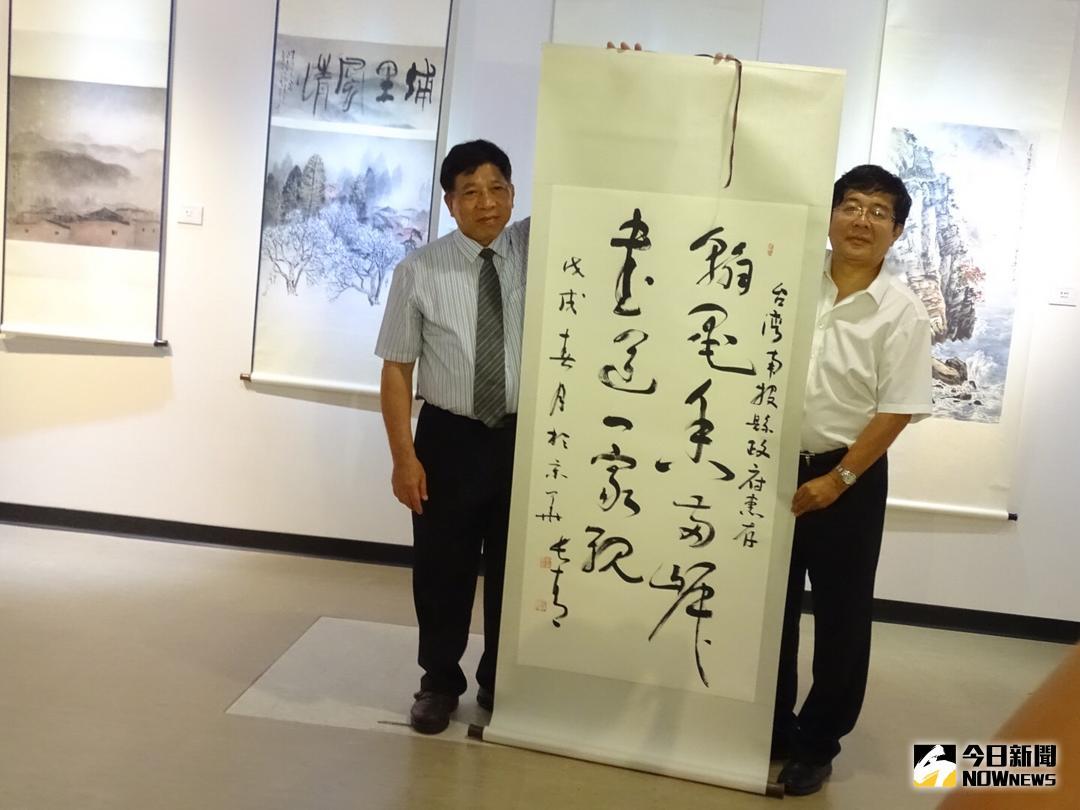▲南投縣副縣長陳正昇（左）、北京市台胞聯誼會長高峰（右）互贈畫作。（圖／記者呂烱昌攝 , 2018.6.23\\)