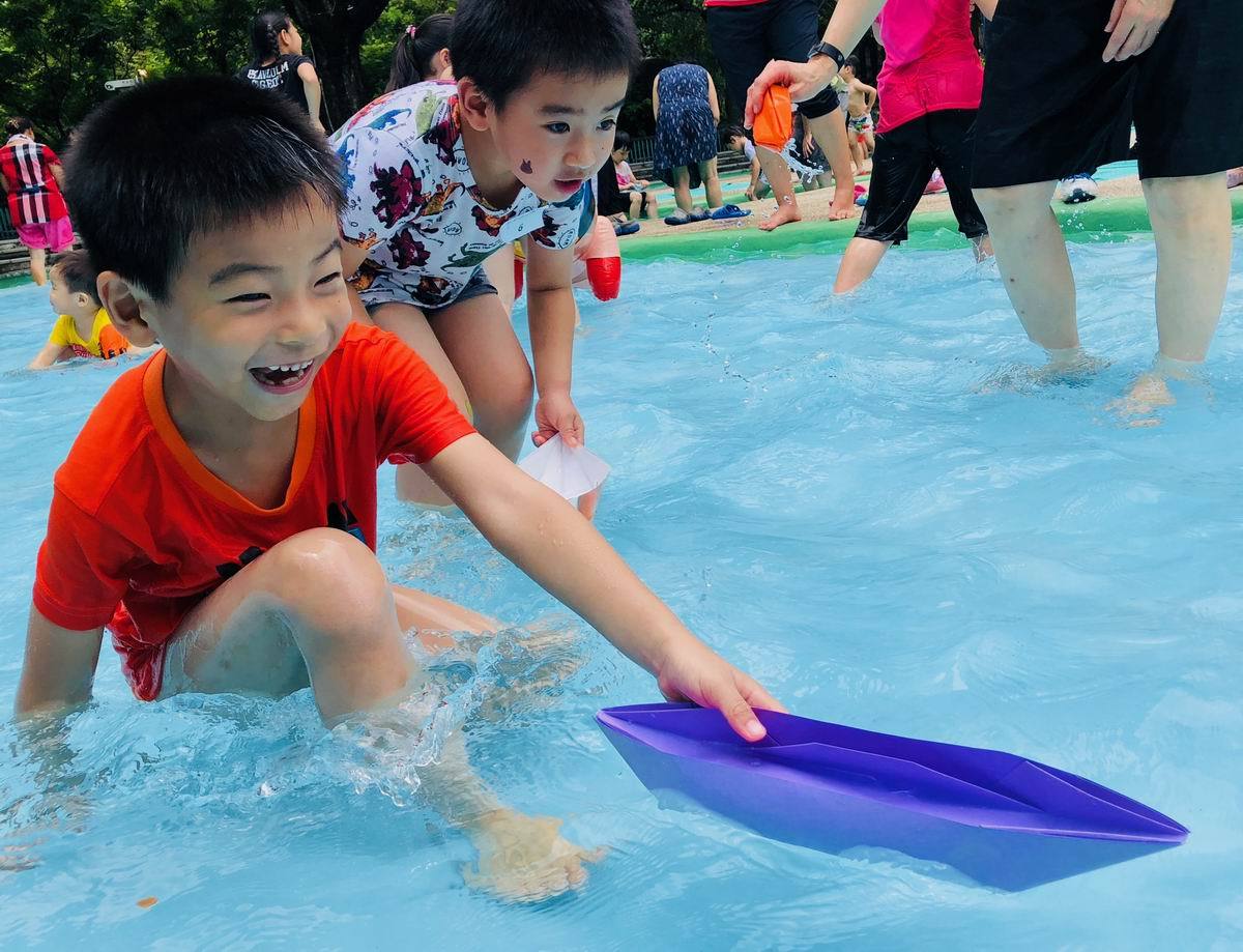 ▲水上紙船吹吹樂活動，小朋友們享受夏日消暑樂趣。（圖／高市觀光局提供 , 2018.06.23）