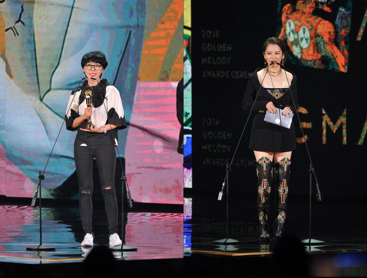 ▲宋冬野拿下「最佳作詞人獎」，沈黎暉（左）代領。（圖／台視 , 2018.6.23）