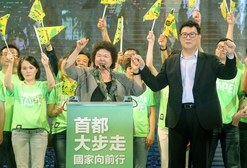 ▲民進黨提名台北市長參選人姚文智（前右）23日在民進黨中央黨部外舉辦首場造勢晚會，總統府秘書長陳菊（前左）受邀出席擔綱壓軸演說嘉賓，並與姚文智攜手一同高呼加油、凍蒜等口號。中央社記者郭日曉攝107年6月23日