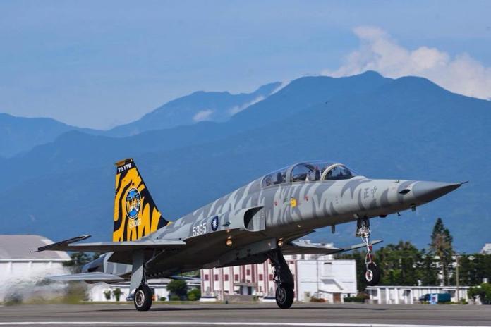 迎接台東志航基地「老虎窩」開放　空軍F-5彩繪機亮相
