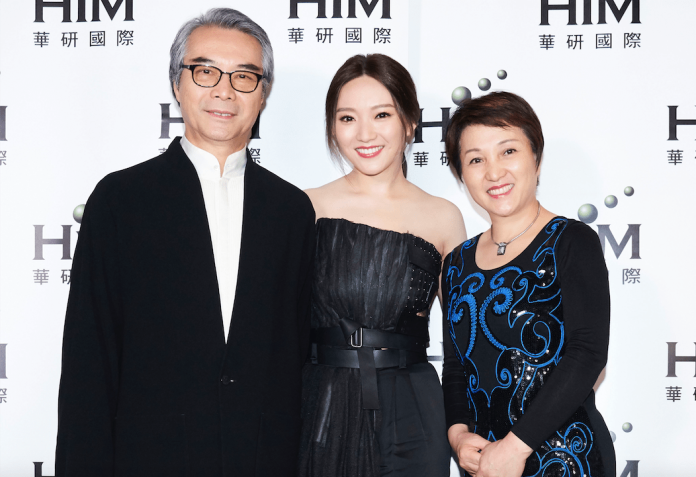 ▲閻奕格（中）與父母一起出席第29屆金曲獎。（圖／華研國際音樂提供 , 2018.06.24）