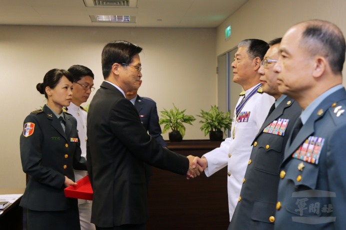 ▲ 國防部長嚴德發25日頒授常務次長尚永強中將等3人勳章，表彰軍旅卓越貢獻。（軍聞社記者周力行攝）
