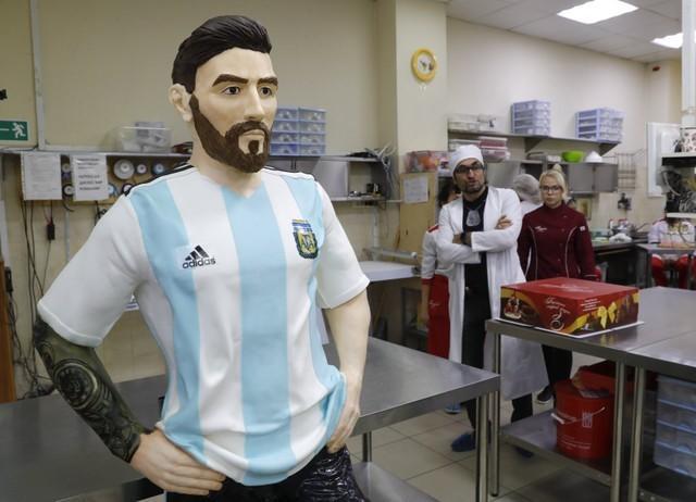 世足／梅西生日阿根廷全隊慶賀　獲贈人形巧克力雕像
