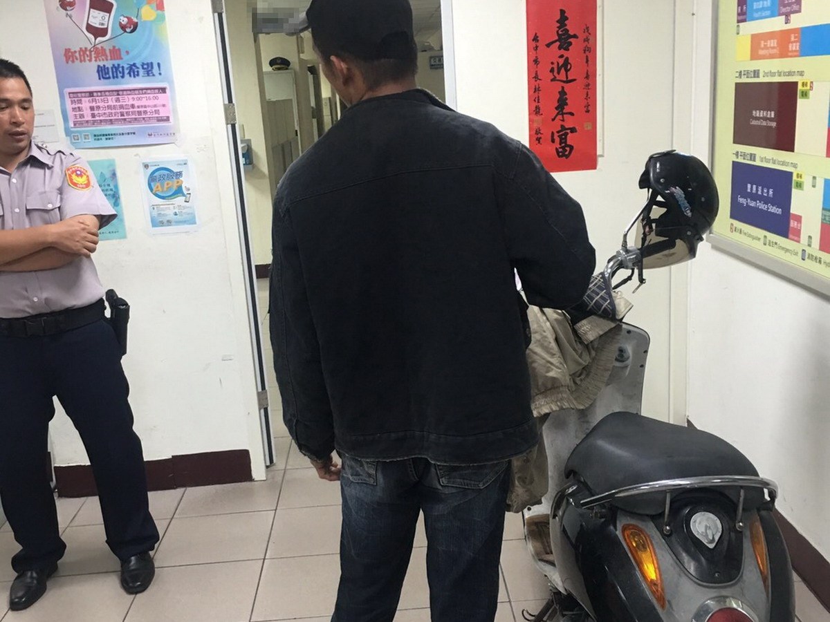 ▲池姓嫌犯騎著懸掛竊取車牌的機車到超商購物時，遭眼尖的黃光宏所長一眼識破進而逮獲。（圖／豐原警分局提供2018.6.25）