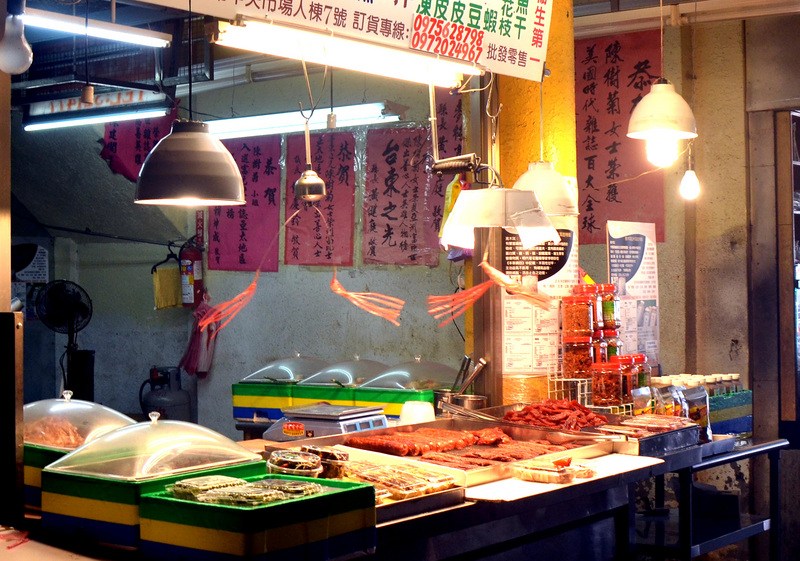 ▲台灣之光、台東善心菜攤陳樹菊因身體不好退休，將菜攤交棒姪子，姪子最近也因父親身體出狀況無法兼顧，將菜攤讓給他人經營，現已改賣香腸、臘肉。中央社記者盧太城台東攝107年6月25日