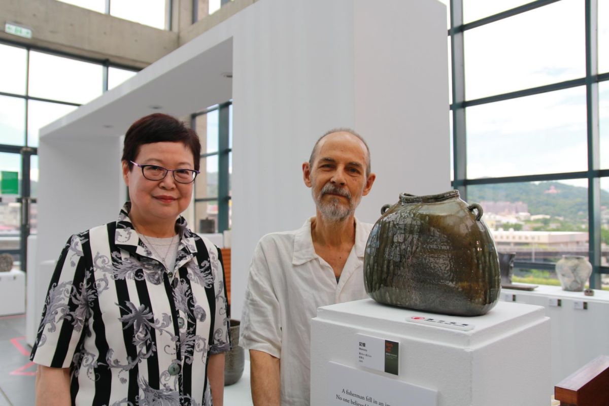 ▲陶藝家夏沂汾（右）與前國立故宮博物院長馮明珠在陶博館留下合影。（圖／鶯歌陶瓷博物館提供）