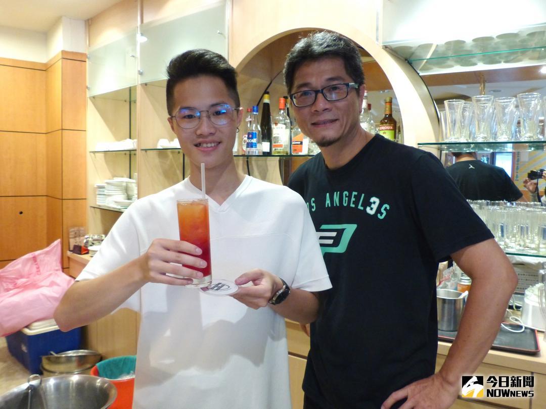 ▲明新科大旅館系學生楊博丞\\(左\\)在系上老師蔡柏旻指導下，於校內微創業販售漸層、繽紛的特色飲料，建立口碑。（圖／明新科大提供 , 2018.06.25）