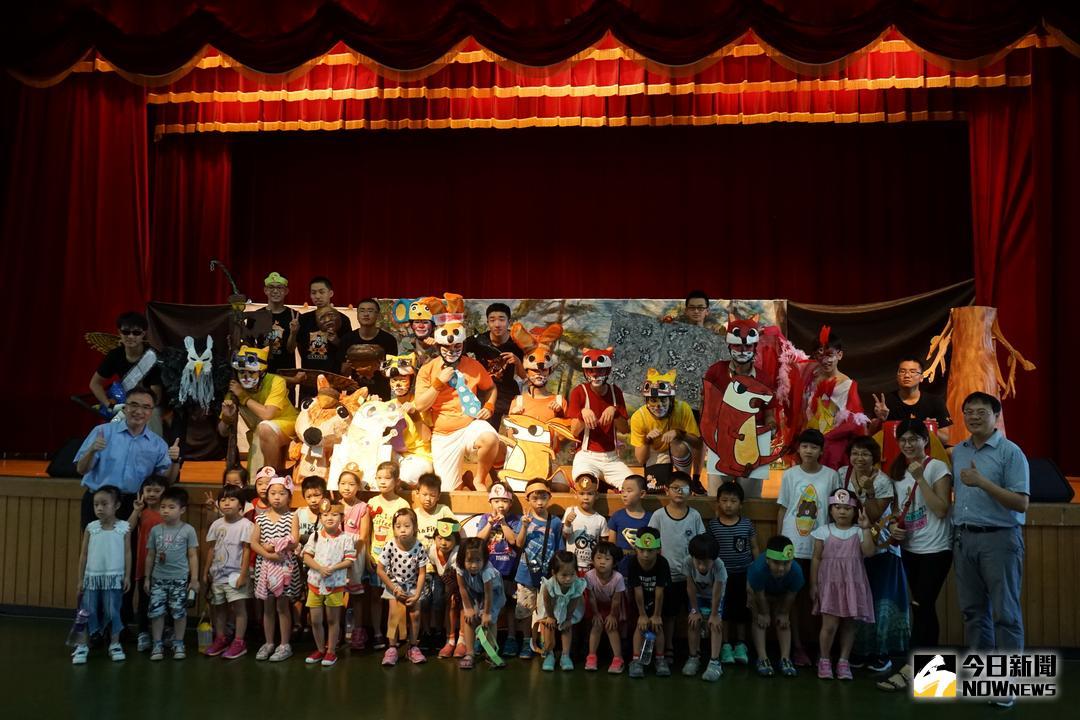 ▲卡其色兒童實驗劇團的皮影戲、科學玩具令大港國小學童大開眼界。（圖／記者黃文博攝，2018.06.25