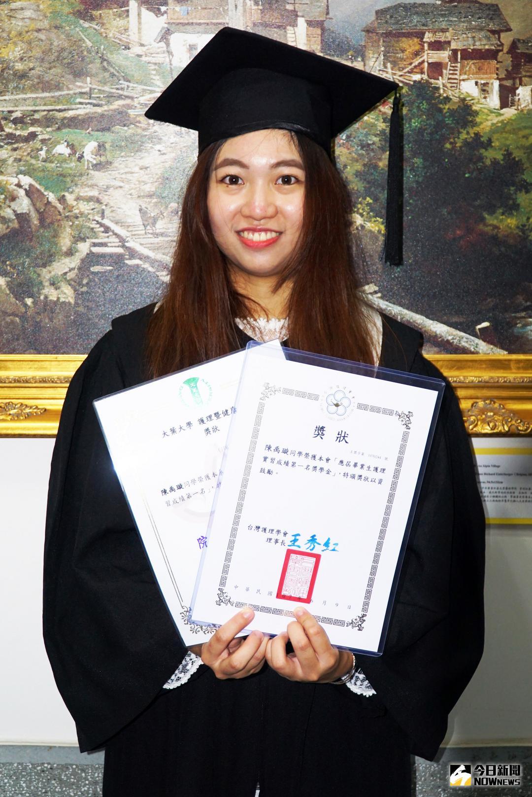 ▲大葉大學護理系畢業生陳禹璇獲頒台灣護理學會獎學金，連續性的課程及臨床實習，讓她更確定成為一名護理師的志向。（圖／記者陳雅芳攝，2018.06.25）