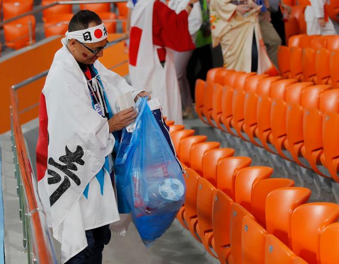 日本球迷清理垃圾獲盛讚　陸媒吃味：中國球迷撿就沒人誇
