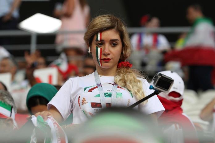 世足賽／摘下黑頭巾　伊朗女球迷驚艷世界
