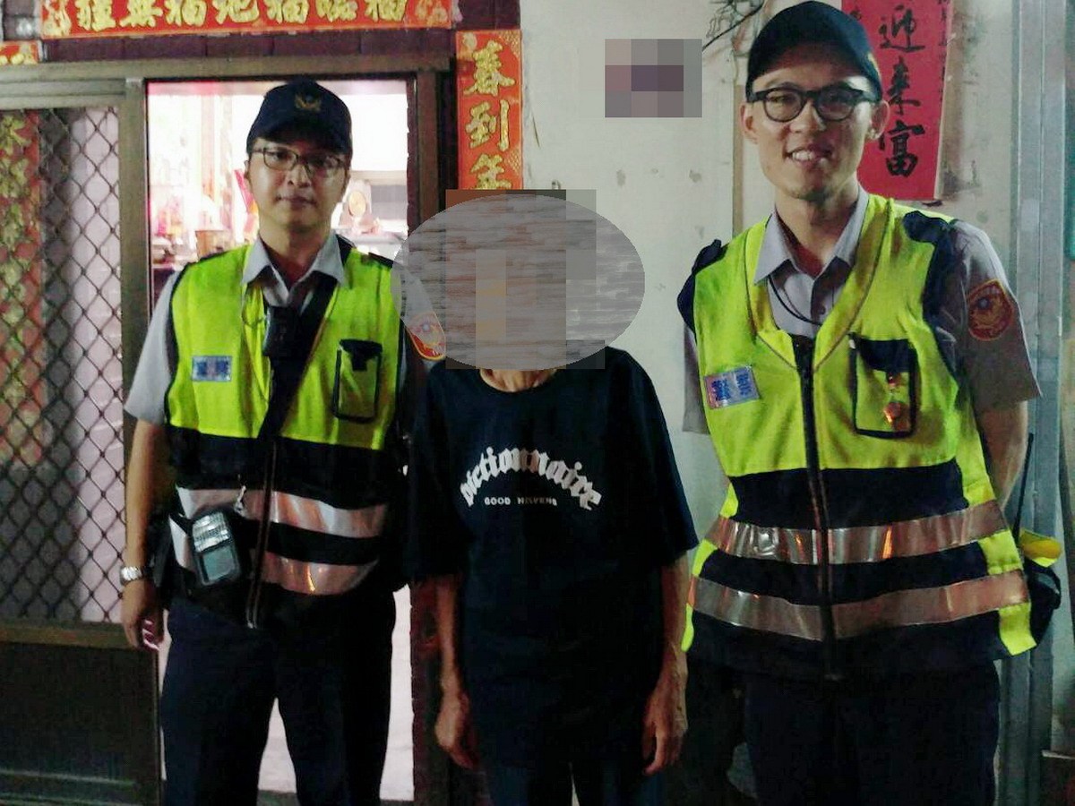 ▲老翁看完醫生後卻忘記怎麼回家，員警協助找到老翁住處，並安全護送返家。（圖／豐原警分局提供2018.6.26）