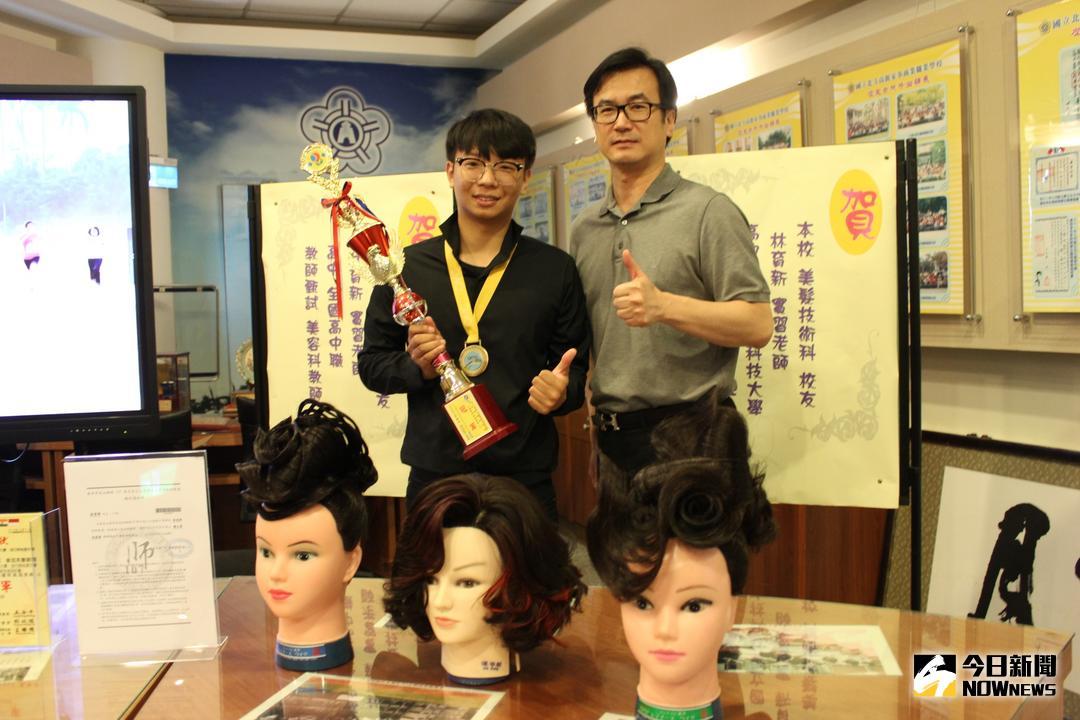 ▲北斗家商技職之光，傑出校友林育新\\(左\\)，參加全國教師甄試，獲得美容科第一名，\\(右\\)北斗家商校長陳沛郎。（圖／記者唐詠絮攝，2018.06.26）