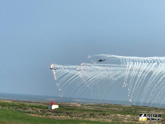 陸軍航空眼鏡蛇攻擊直升機射擊地獄火飛彈後採編隊發射熱焰彈脫離戰場\\(記者陳應交攝\\)