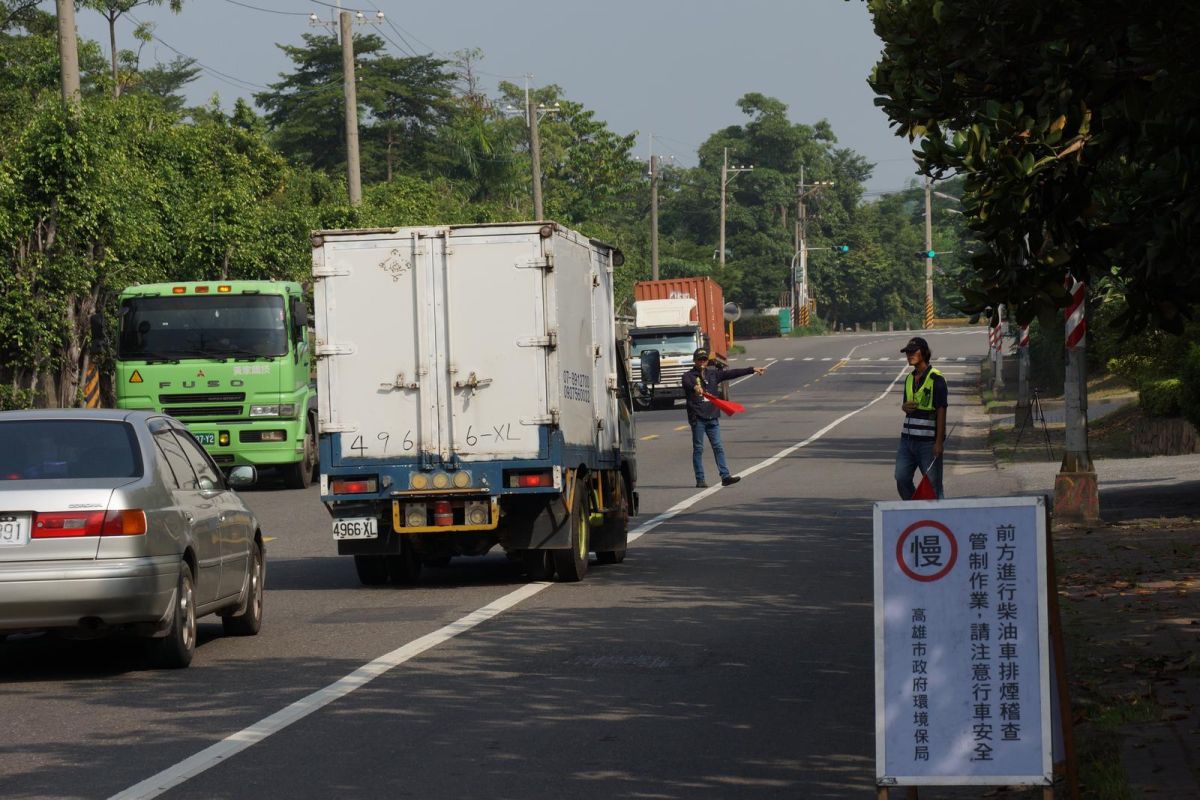▲高雄市小港區柴油車排煙檢測站前執行路邊攔檢作業。（圖／高市環保局提供,2018.06.26）
