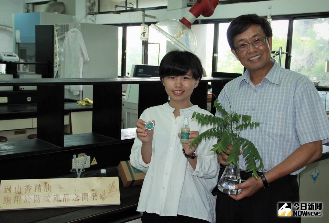 ▲李鴻麟教授指導張真語同學開發製作出天然防蚊膏及防蚊液產品。（圖／記者陳宗傑攝,2018.06.26）