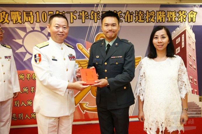 ▲ 國防部政戰局長聞振國中將26日為晉任人員授階。（軍聞社記者李一豪攝）