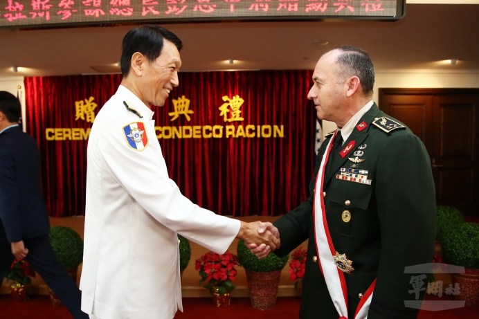 ▲ 參謀總長李喜明上將26日代表政府頒授宏都拉斯參謀總長彭思中將「二等雲麾大綬勳章」。（軍聞社記者李一豪攝）