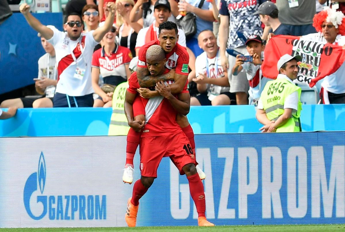 ▲祕魯前鋒Andre Carrillo踢進祕魯本屆世界盃首個進球背隊友慶祝。（圖／美聯社／達志影像）