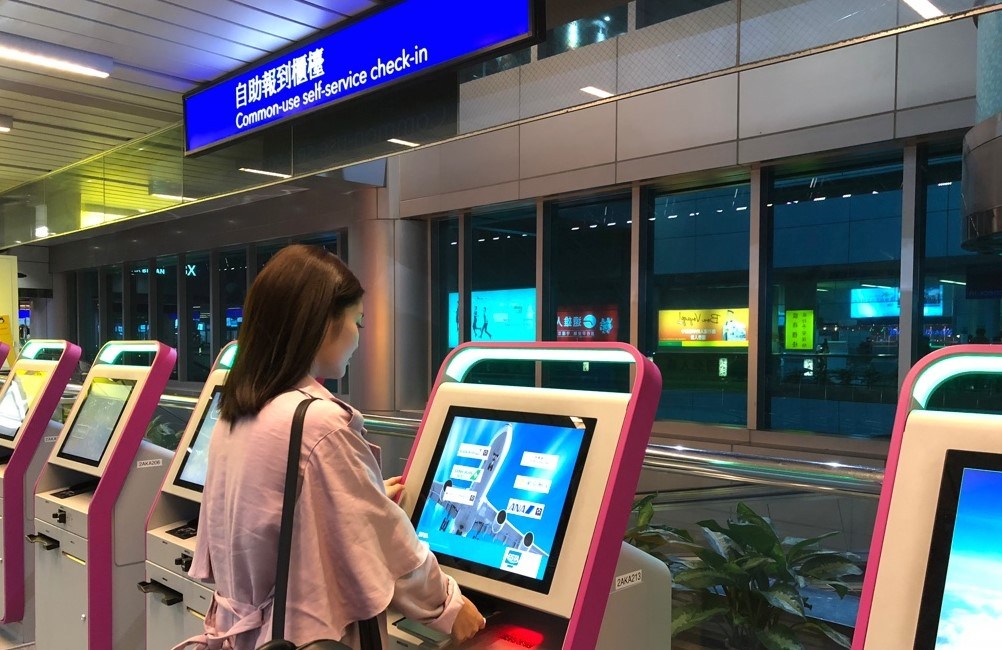 ▲出國善用自助報到機節省時間，出國輕鬆又自在。（圖／NOWnews攝）