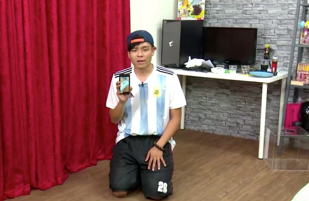 ▲網紅小胖在遊戲直播中，不惜下跪和玩家粉絲們搏感情。（圖／翻攝自王女異聞錄官方臉書）