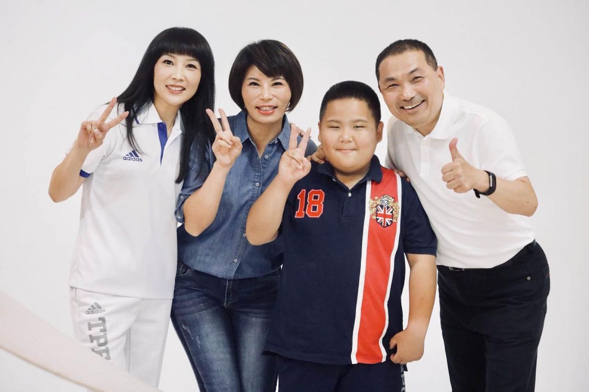 ▲國民黨新北市長參選人侯友宜今（27）日與新北市議員蔡淑君、白珮茹合拍定裝照。（圖／侯友宜辦公室提供）