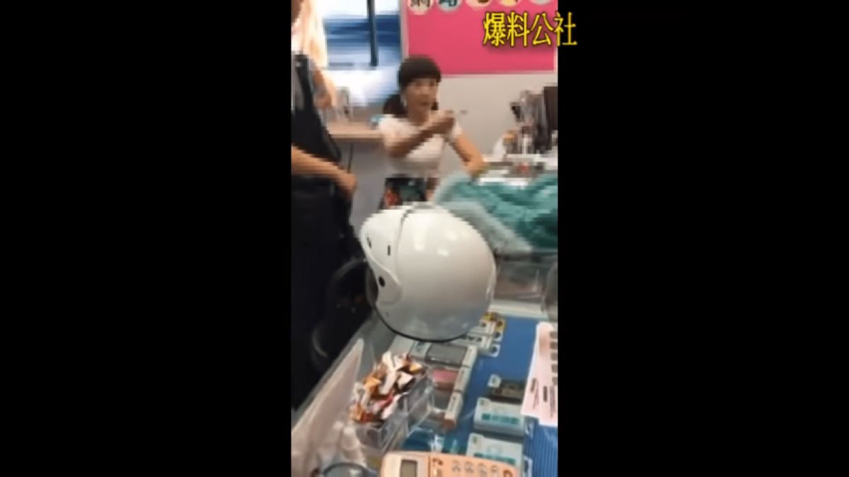 ▲「跳針姐」大鬧通訊行，女警霸氣壓制並且上銬，讓網友紛紛說讚。（圖／翻攝自 YouTube ）