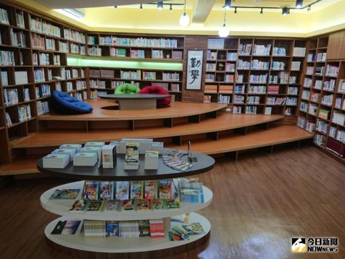 ▲萬和國中開放圖書館提供借閱圖書及自修（圖／教育局提供 , 2018.6.27\\)