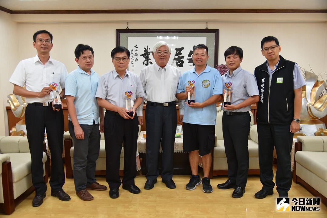 ▲第6屆國家環境教育獎及水環境巡守隊獲獎，縣長李進勇致贈獎座表揚。（圖／記者蘇榮泉攝，2018.06.27）