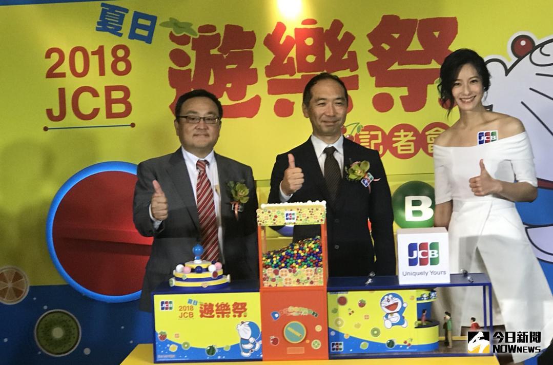 ▲日圓換匯價創3個月新高，專家提醒，臨櫃換匯不見得划算，可善用外幣ATM。若要刷卡，選對信用卡，透過現金回饋、國際發卡組織的促刷活動及附加好康，多少還是可以省一些。（圖／記者顏真真攝 ）