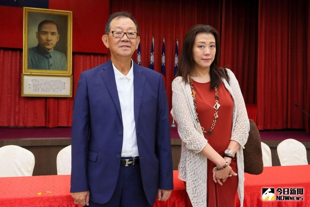 ▲前文化部次長邱于芸（圖右）日前剛上任台開總經理，邀請歡迎李家同駐村花蓮洄瀾灣園區，來花蓮退休、辦論壇，成為第一個駐村的學者。圖左為台開董事長邱復生。（圖／台開提供）