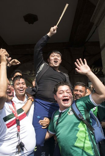 ▲墨西哥球迷高舉韓國人慶祝踢進16強（圖／美聯社資料照／達志影像）